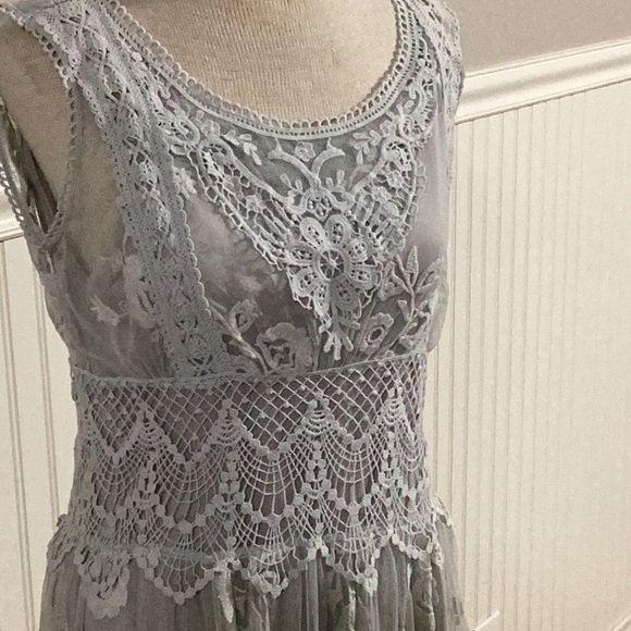 Sundance lace overlay dress. Greyish/celery color. - Picture 3 of 4